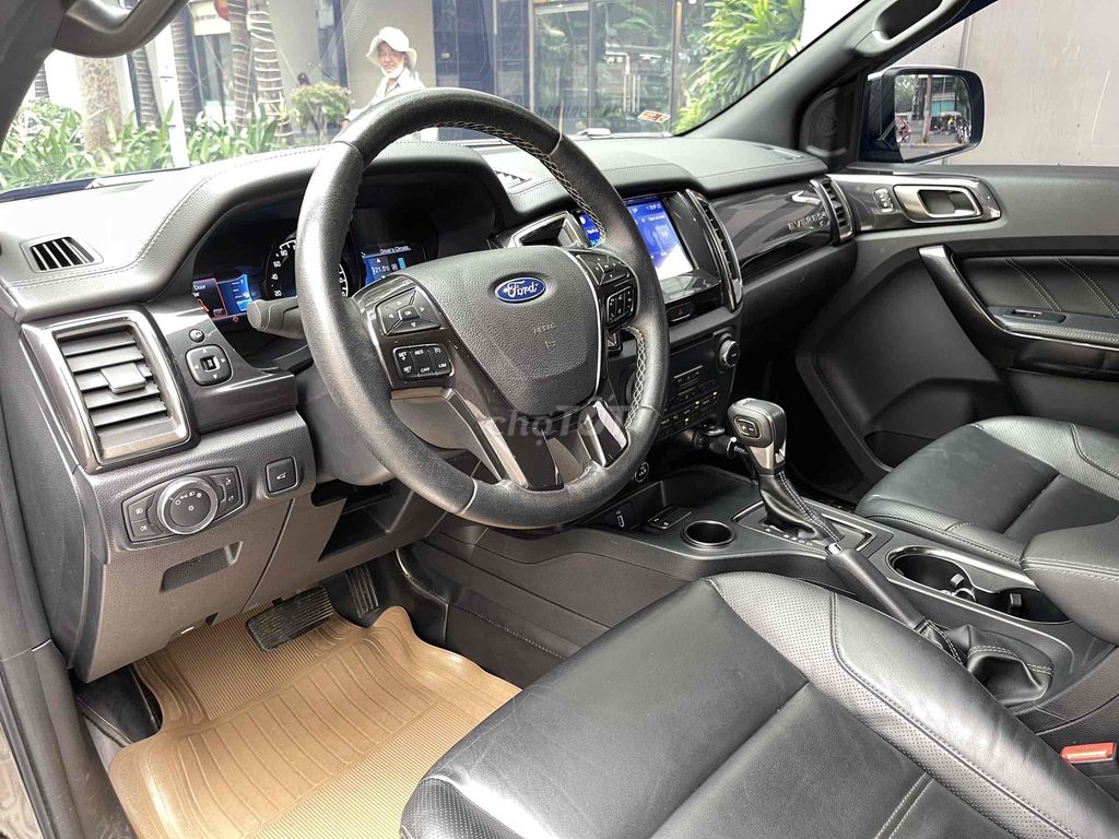 Ford Everest Titanium 2019 glides